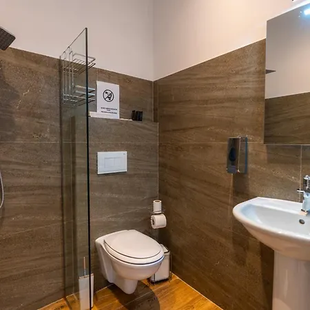 Ξενοδοχείο Gjuhadoli 2 4*