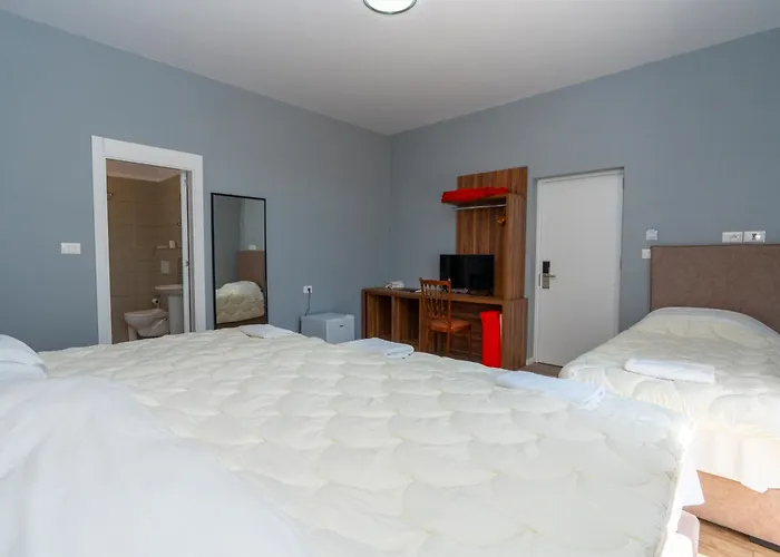 Hotel Gjuhadoli 2 4*